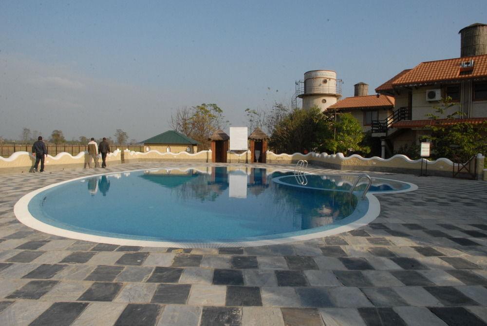 Green Park Chitwan Sauraha Bagian luar foto