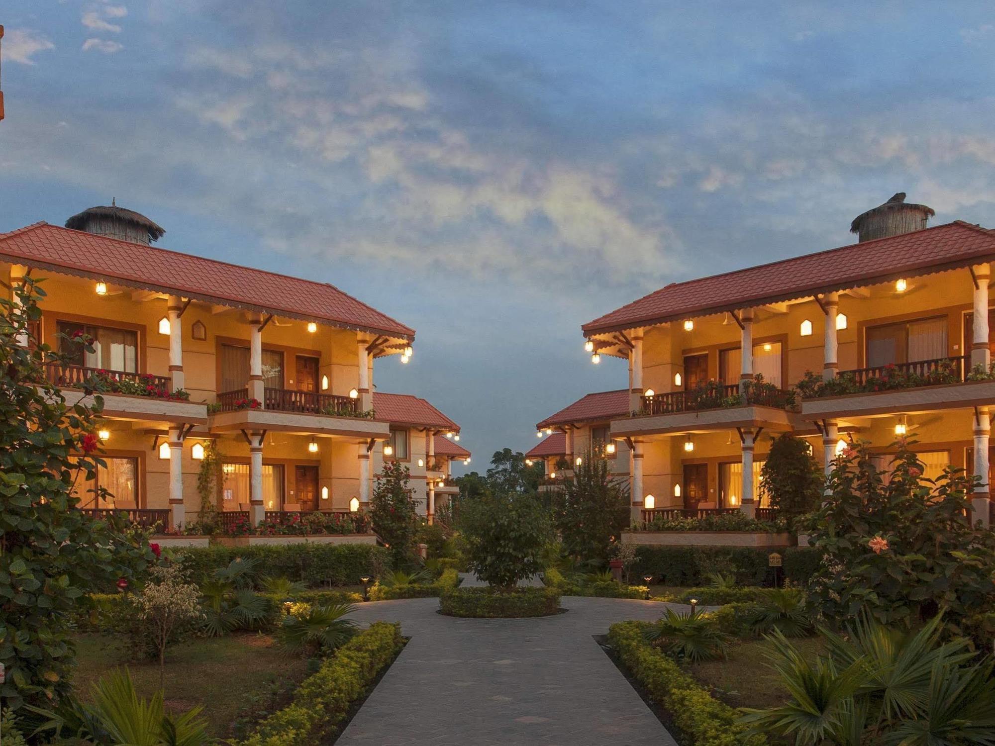 Green Park Chitwan Sauraha Bagian luar foto